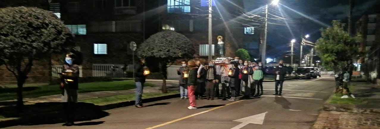 en procesión