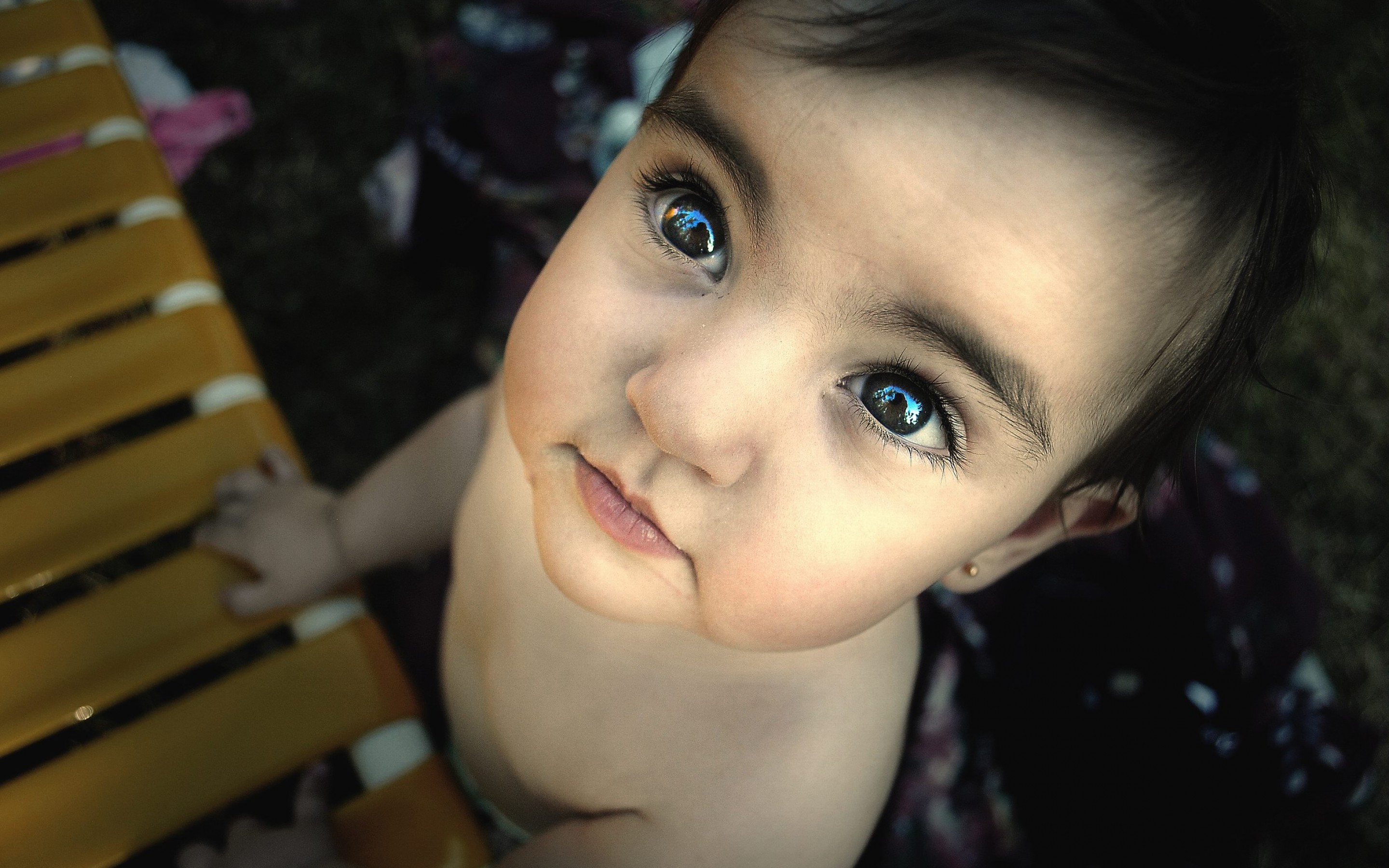 https://arquimedia.s3.amazonaws.com/27/reflexionesvarias/nina-mirando-arribajpg.jpg